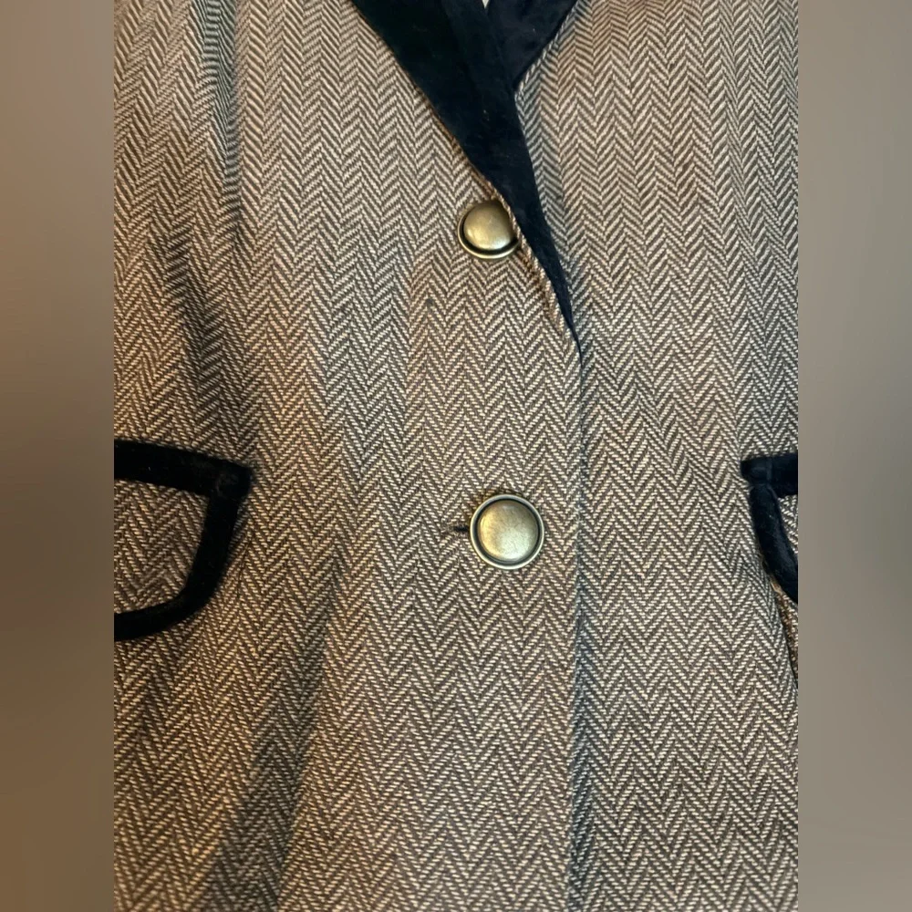 Couture herringbone tweed blazer featuring contrast velvet accents, gold buttons - Picture 4 of 13